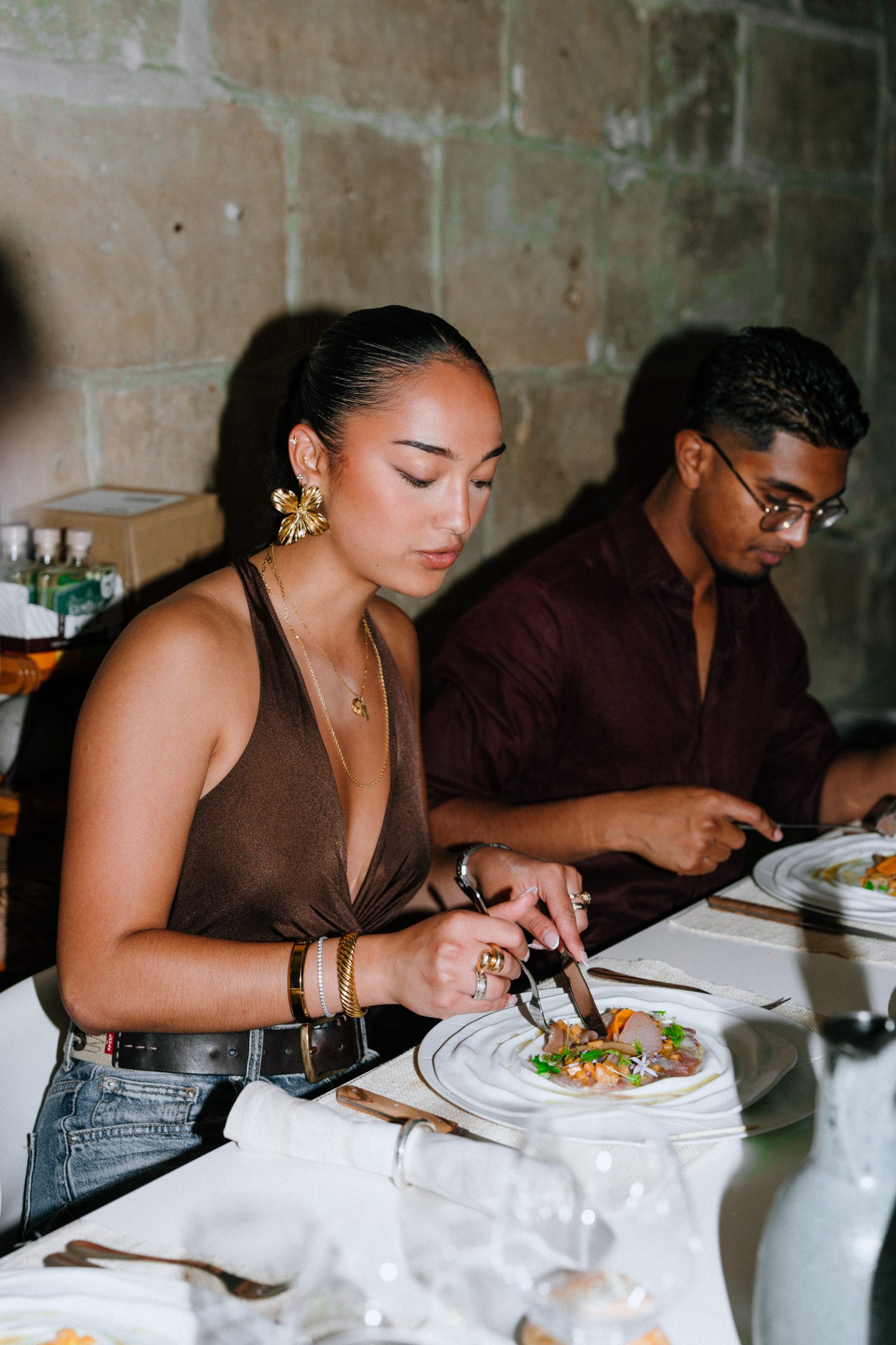 Convives réunis autour d’une table chaleureuse