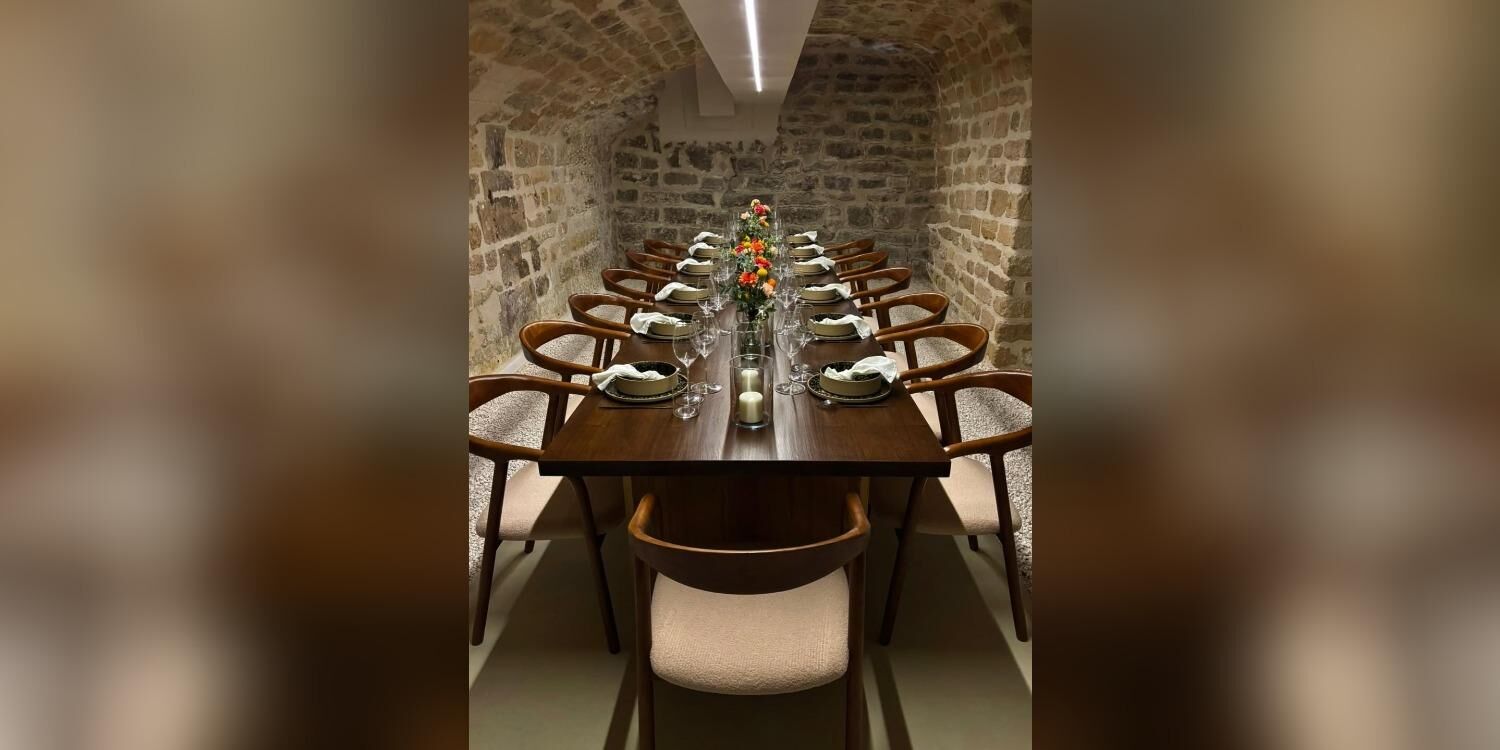 La table de réception sous les voûtes en pierre de Chez Pulpe à Paris